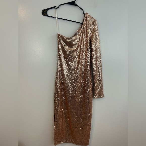 NWT Fashion Nova Fiona One Shoulder Beige Sequin Bodycon Dress Size Medium - Picture 1 of 10